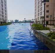 Kolam Renang 2 Studio Minimalist Style Ayodhya Apartment By Travelio