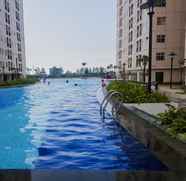 Hồ bơi 2 Studio Minimalist Style Ayodhya Apartment By Travelio