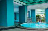 Kolam Renang 2BR Comfortable Green Central City Apartment By Travelio