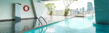 สระว่ายน้ำ 2 Studio Best Location at Menteng Park Apartment By Travelio