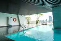 สระว่ายน้ำ Studio Best Location at Menteng Park Apartment By Travelio