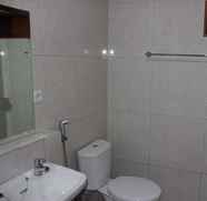 Toilet Kamar 4 The Sarining Hotel