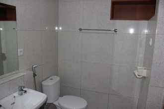 Toilet Kamar 4 The Sarining Hotel