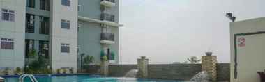 Kolam Renang 2 Cozy 2BR Apartment at Gading Greenhill near Kelapa Gading Mall By Travelio