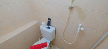 客室内バスルーム 5 Emerald 2BR Apartment Gading Nias By Travelio