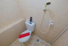 客室内バスルーム Emerald 2BR Apartment Gading Nias By Travelio