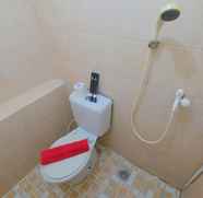 Toilet Kamar 5 Emerald 2BR Apartment Gading Nias By Travelio