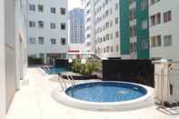 Kolam Renang 2BR Apartment Modern at Pavilion Permata By Travelio