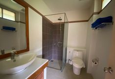 ห้องน้ำภายในห้อง 5 Chaithalay Khanom Resort