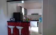 Bar, Kafe, dan Lounge 5 Redhazka Homestay