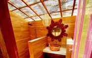 Toilet Kamar 2 Coconut Island Carita Beach Resort & Waterpark