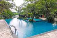 Kolam Renang Luxurious and Modern 2BR at Dharmawangsa Essence Apartment By Travelio