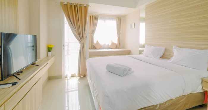 Bedroom Homey and Warm Studio at The Oasis Cikarang Apartment By Travelio