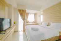 Bedroom Homey and Warm Studio at The Oasis Cikarang Apartment By Travelio