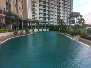 Swimming Pool 4 Homey and Warm Studio at The Oasis Cikarang Apartment By Travelio