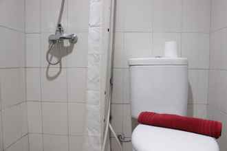 In-room Bathroom 4 Spacious and Modern 1BR at Mekarwangi Square Apartment By Travelio