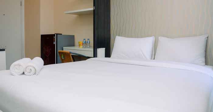 Kamar Tidur Comfy Studio Apartment at Green Pramuka with City View By Travelio