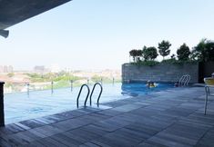 수영장 4 Best View 2BR at Tamansari Papilio Apartment By Travelio