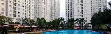 Swimming Pool 2 Clean and Comfortable Studio Green Palace Kalibata Apartment By Travelio