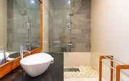 In-room Bathroom 6 Sari Sky Villa