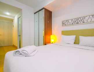 Bilik Tidur 2 Modern Style Studio at Azalea Suites Apartment with City View By Travelio