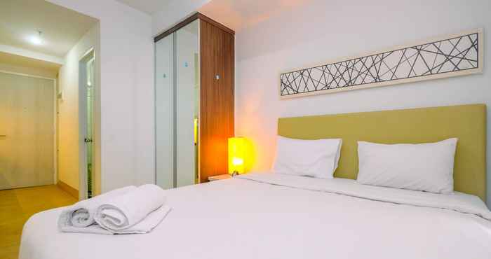 Bilik Tidur Modern Style Studio at Azalea Suites Apartment with City View By Travelio