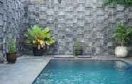 Kolam Renang 4 Warm and Cozy Tamu Ibu Guest House with Pool