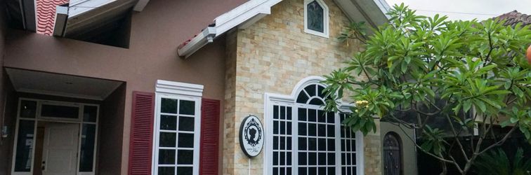 Lobby Warm and Cozy Tamu Ibu Guest House with Pool