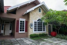 Lobby Warm and Cozy Tamu Ibu Guest House with Pool
