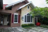 Lobi Warm and Cozy Tamu Ibu Guest House with Pool