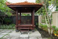 Common Space Warm and Cozy Tamu Ibu Guest House with Pool