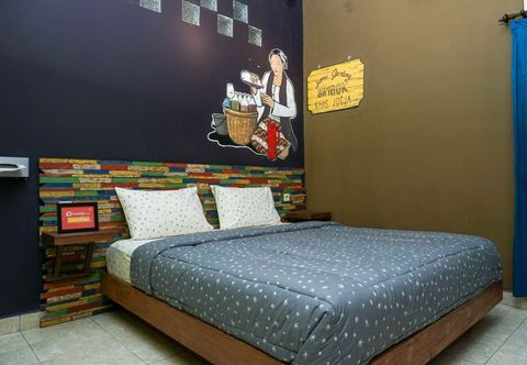 Bedroom Warm and Cozy Tamu Ibu Guest House with Pool