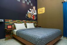 Bedroom Warm and Cozy Tamu Ibu Guest House with Pool