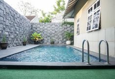 Swimming Pool 3 Warm and Cozy Tamu Ibu Guest House with Pool