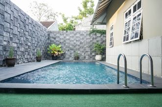Swimming Pool 4 Warm and Cozy Tamu Ibu Guest House with Pool