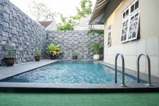 Swimming Pool Warm and Cozy Tamu Ibu Guest House with Pool