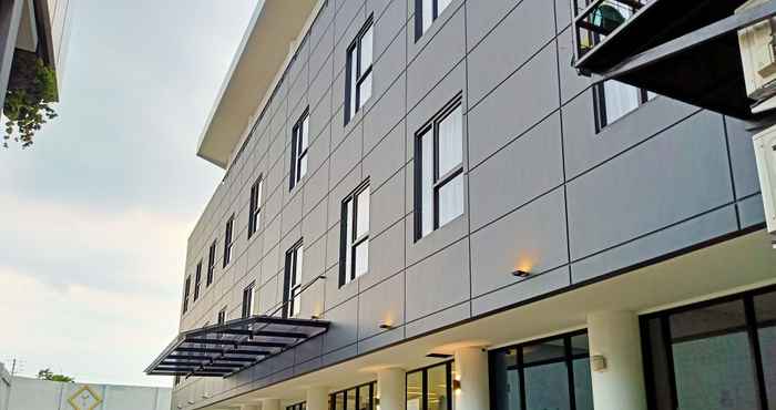 Exterior Hotel Youstay Semarang by Sinergi