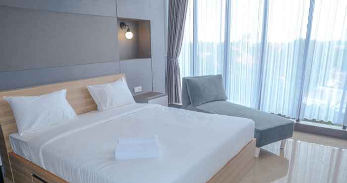 Kamar Tidur Exclusive and Homey 1 BR L'Avenue Apartment By Travelio