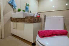 In-room Bathroom Simple 1 BR Apartment @ Casa Grande Residence Near Kota Kasablanka By Travelio