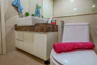 Toilet Kamar Simple 1 BR Apartment @ Casa Grande Residence Near Kota Kasablanka By Travelio