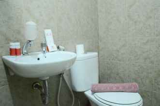 In-room Bathroom 4 Simple Studio Room at Grand Serpong Apartment By Travelio