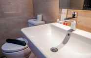 Toilet Kamar 5 New Furnished and Simple Studio Menteng Park Apartment By Travelio 