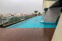 Swimming Pool New Furnished and Simple Studio Menteng Park Apartment By Travelio 