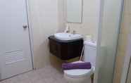 Toilet Kamar 3 Homey 2BR Cosmo Terrace Apartment with Direct Access to Thamrin City Mall By Travelio