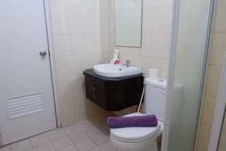 Bilik Mandi dalam Bilik 4 Homey 2BR Cosmo Terrace Apartment with Direct Access to Thamrin City Mall By Travelio