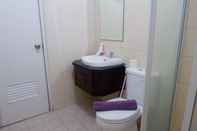 Toilet Kamar Homey 2BR Cosmo Terrace Apartment with Direct Access to Thamrin City Mall By Travelio