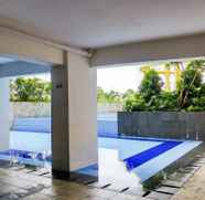 Lobi 4 Nice and Compact 2BR Bassura City Apartment near Jatinegara By Travelio