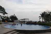 Swimming Pool Apartemen Grand Kamala Lagoon by Cheapinn