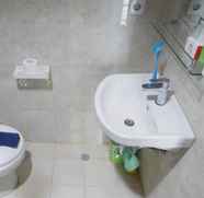 Toilet Kamar 4 Modern Studio at Tamansari The Hive Cawang by Travelio