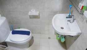 Toilet Kamar 4 Modern Studio at Tamansari The Hive Cawang by Travelio